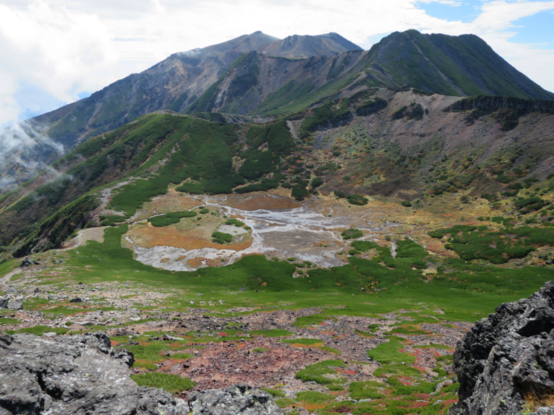 四ノ池 川が流れる巨大な噴火口 御嶽山火山研究施設 四ノ池 川が流れる巨大な噴火口 御嶽山火山研究施設